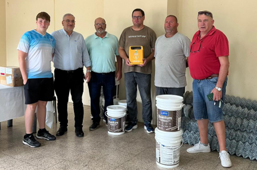 Calvo entregó un desfibrilador y materiales solicitados al Club Sportivo Santa Clara