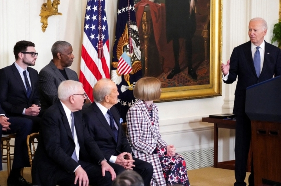 Sin Messi, Biden otorgó la Medalla Presidencial de la Libertad y protagonizó un insólito momento con Magic Johnson