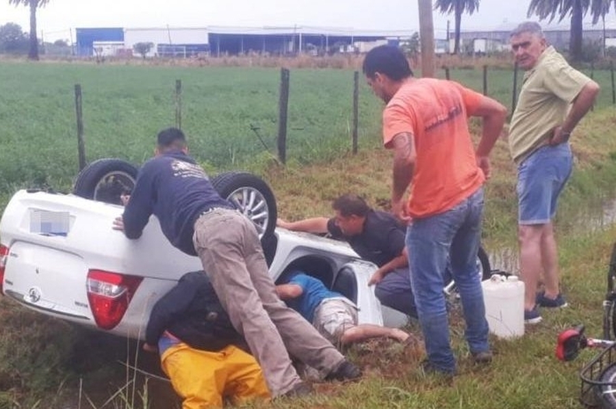Cayó con su auto a un zanjón con agua en la salida de Monte Vera y fue socorrido por vecinos