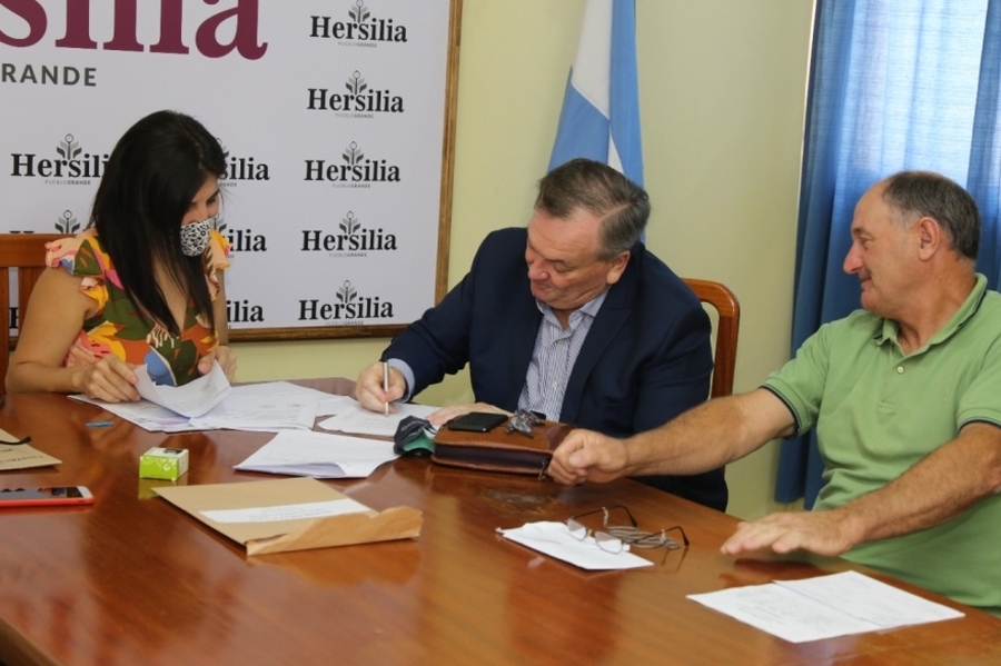Felipe Michlig y Silvana Romero firmaron convenio para dotar de iluminación led a la localidad de Hersilia