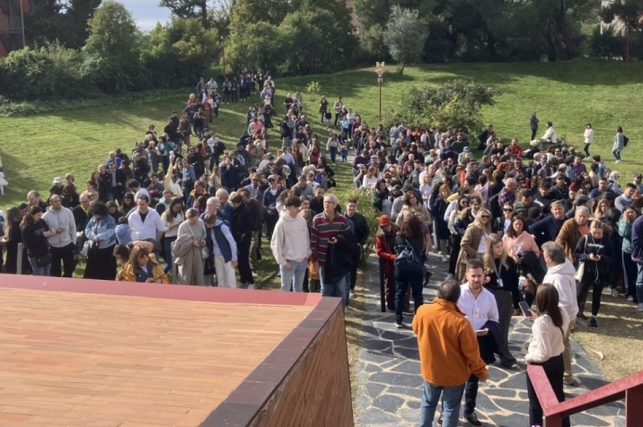 El voto argentino en España: denuncian largas filas y desorganización en los centros de votación