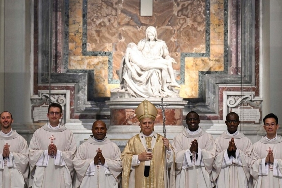 El Papa llama a los sacerdotes a ser constructores de unidad y paz