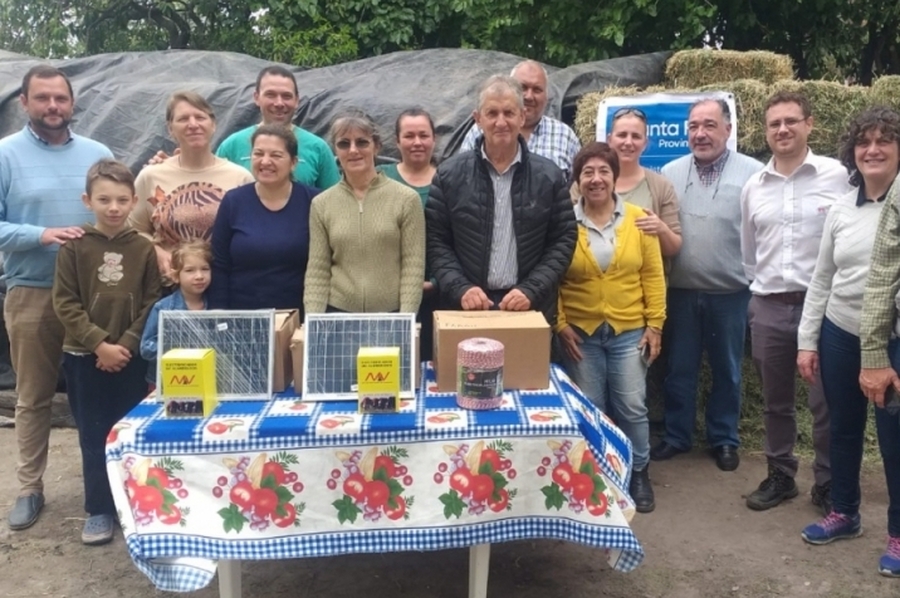 Entregan aportes por 2 millones de pesos a pequeños productores lecheros de Villa Ocampo