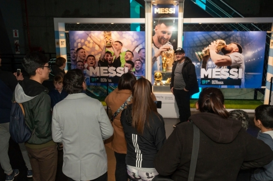 Una multitud visitó el stand de Messi en el Museo del Deporte Santafesino