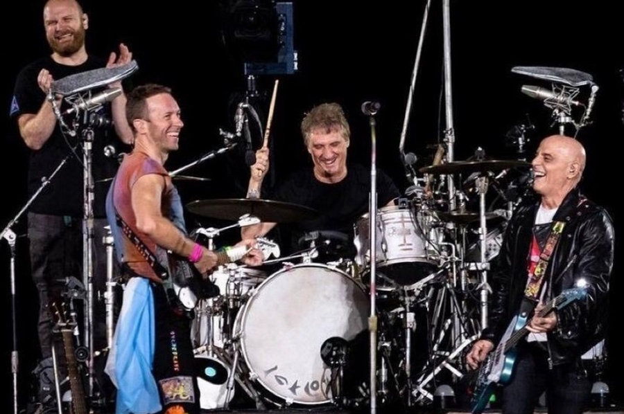 Zeta y Alberti se sumaron como invitados de Coldplay para tocar dos canciones de Soda