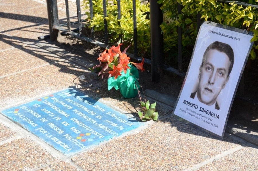 Se inauguró una Baldosa de la Memoria en la Explanada de la Legislatura