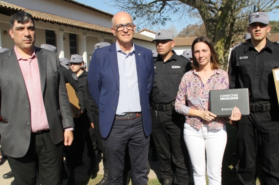 La provincia entregó netbooks a cadetes del Instituto de Seguridad Pública de la provincia