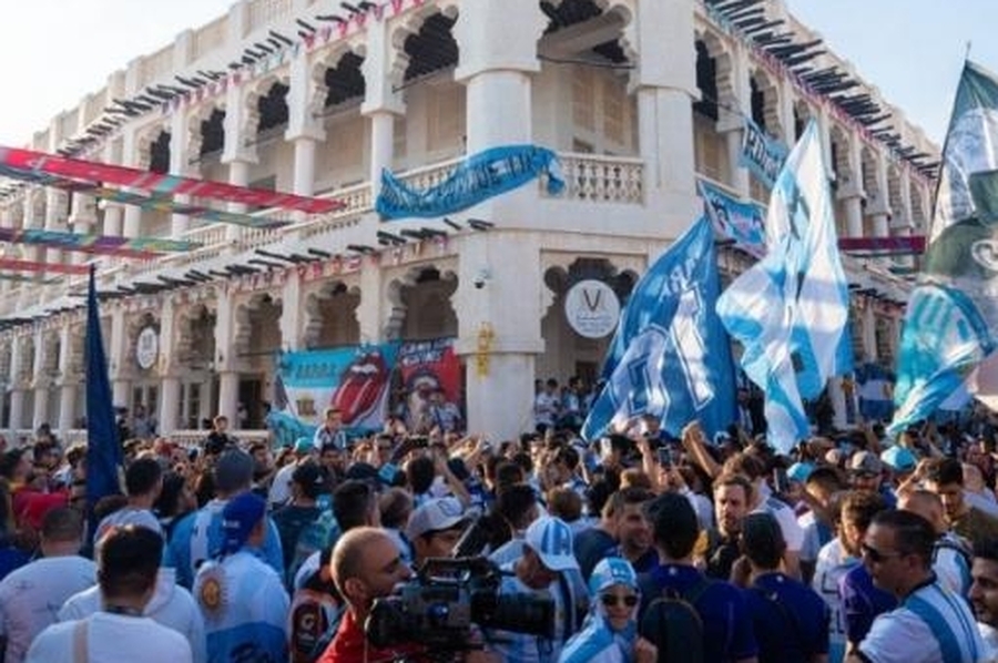 Los hinchas argentinos coparon la costanera de Doha con un banderazo a horas del debut