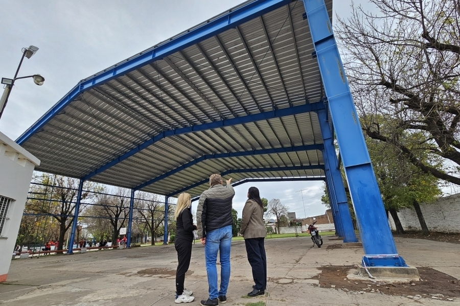 Borla visitó el CEF de San Justo donde avanza la obra de cerramiento del playón deportivo