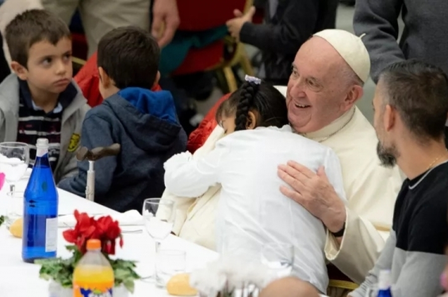 Vaticano: el Papa almorzará con 1.300 personas y entregará casas a víctimas de la guerra