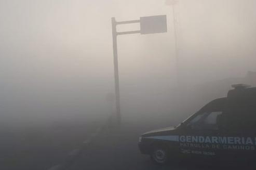 Una imagen que preocupa: el humo reduce casi a cero la visibilidad en el puente Rosario - Victoria