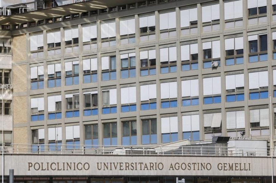 El Papa, internado en el hospital Gemelli 'para tratar su bronquitis'