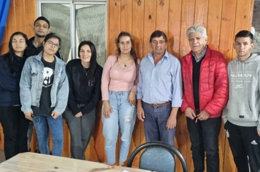 Baucero estuvo en Alejandra y entregó becas a estudiantes