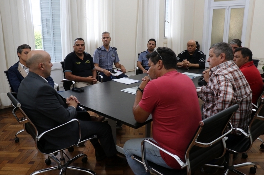 El ministro Brilloni recibió a taxistas y remiseros de Santa Fe en la sede de Seguridad de la ciudad capital