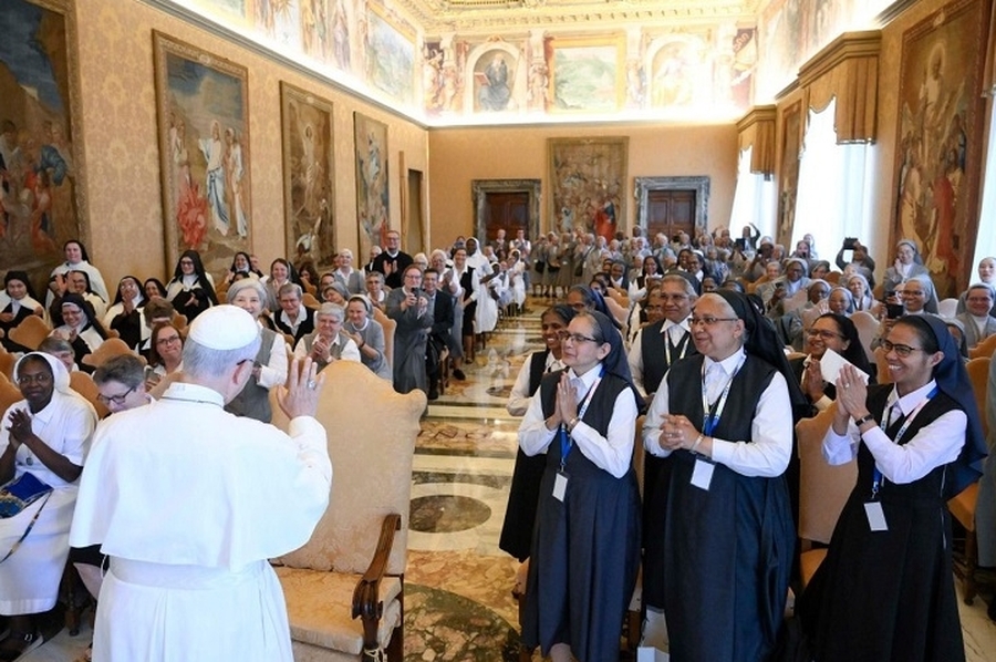 'El mundo necesita mujeres generosas', dijo el Papa León a las religiosas