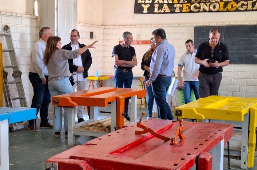 El Senador Felipe Michlig y equipo de trabajo acercaron aportes FANI a Escuelas de San Cristóbal