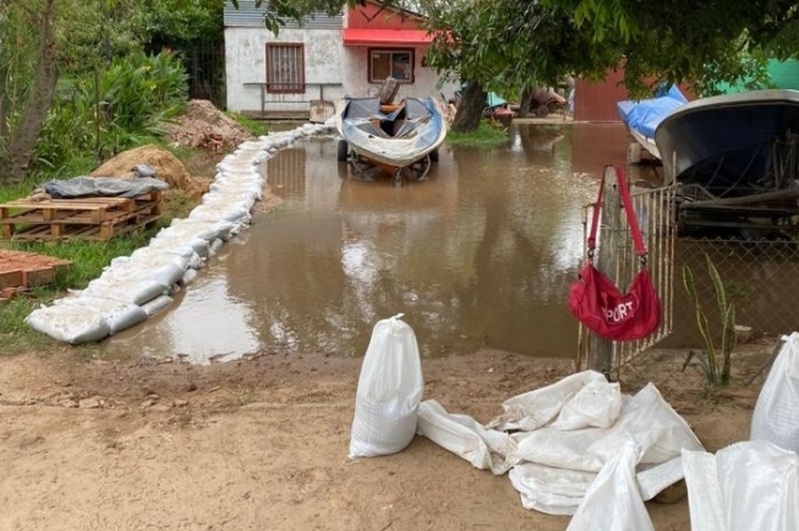Vecinos de Colastiné Sur siguen colocando bolsas con arena para mitigar la crecida