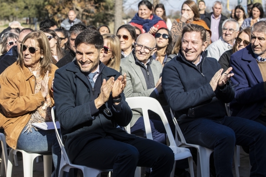 Pullaro junto a Borla en los 90 años de la Escuela de Colonia La Blanca