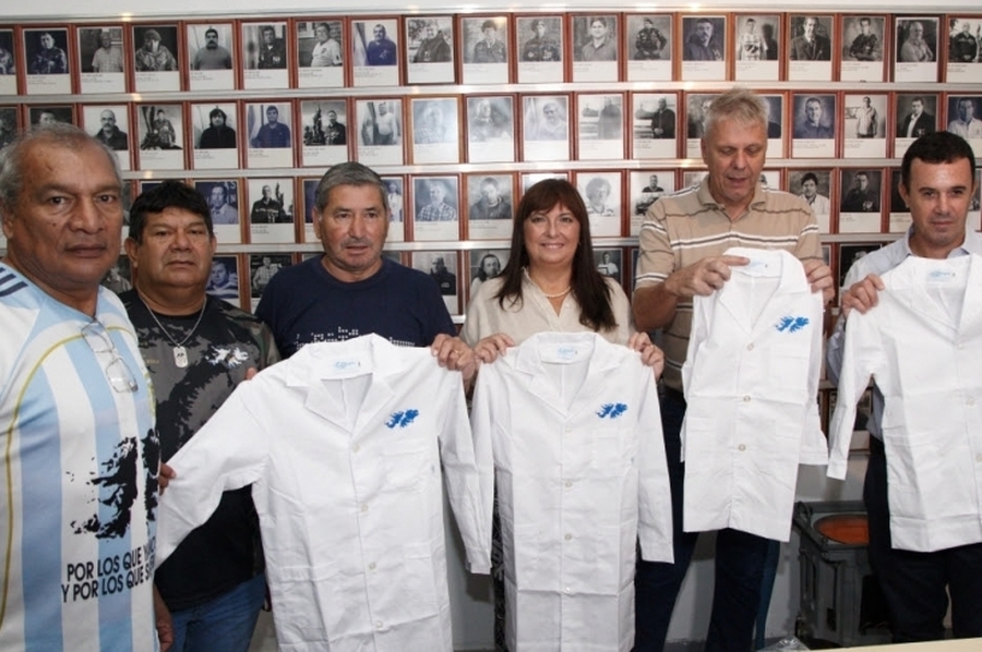 La provincia entregó guardapolvos con el logo de Malvinas al Centro de Excombatientes de Santa Fe