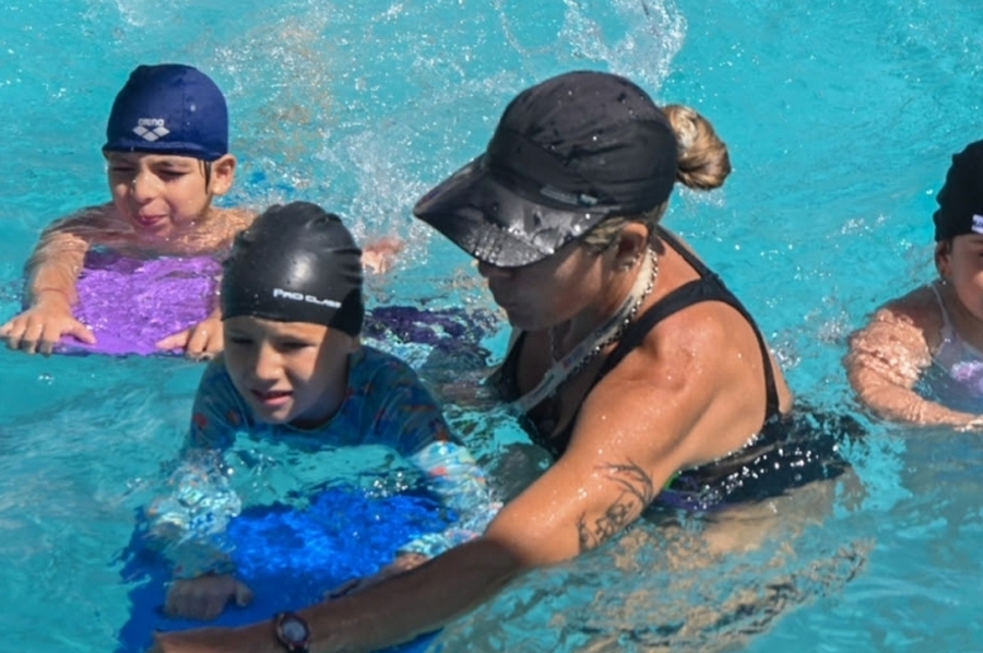 36.000 niños, niñas y adolescentes aprenden a nadar en las Escuelas de Verano de la Provincia