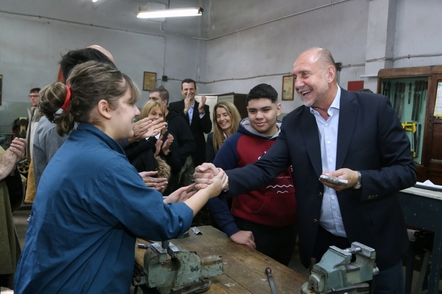 Perotti recorrió las obras de gas de la Escuela de Educación Técnico Profesional N°469 de Rosario