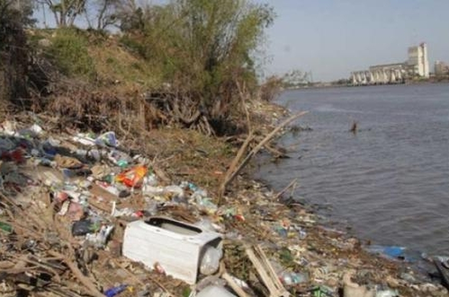 Piden llamar a indagatoria a 14 personas por la contaminación del río Paraná