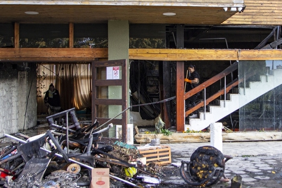 Cuatro heridos graves y 900 evacuados por el incendio de un edificio céntrico de Bariloche