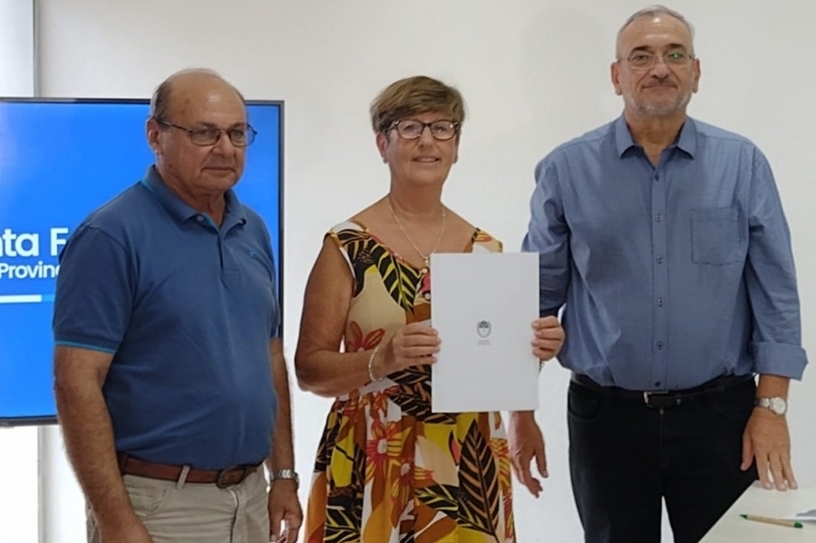 Calvo participó de la firma de un convenio para la Biblioteca Popular D. F. Sarmiento de Colonia Aldao