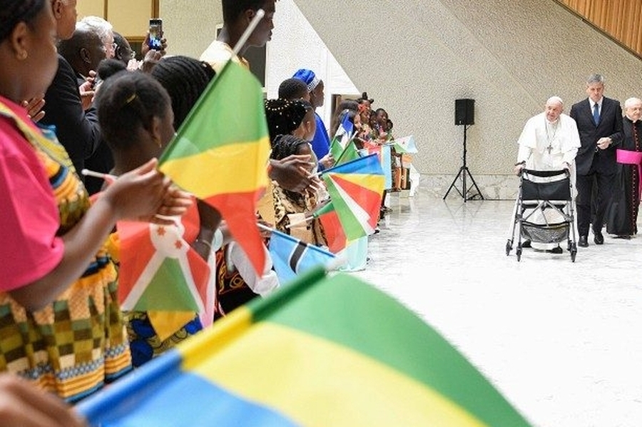 El Papa, a los niños africanos: sean embajadores de la paz