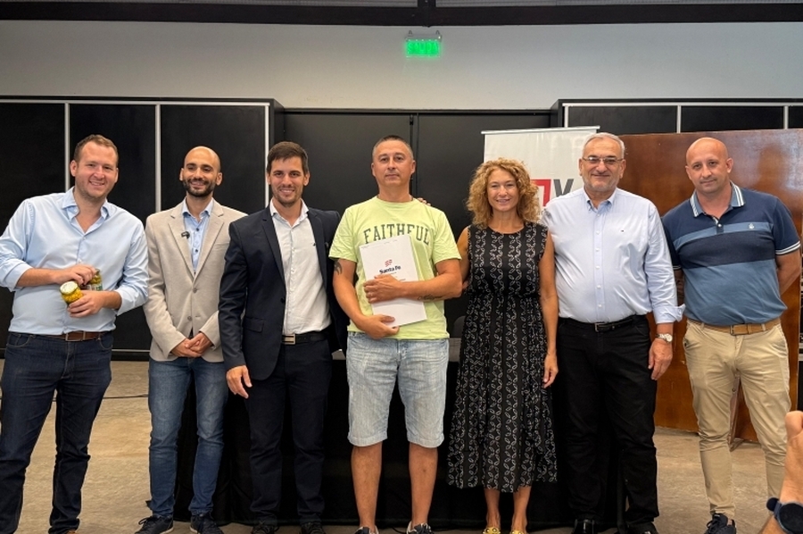 Calvo presente en la entrega de escrituras a familias de Rafaela