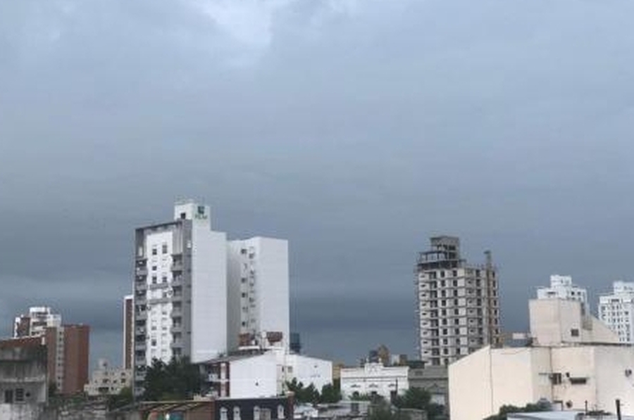 Cayeron 11 milímetros promedio en la ciudad, y sigue vigente el alerta por tormentas en toda la provincia