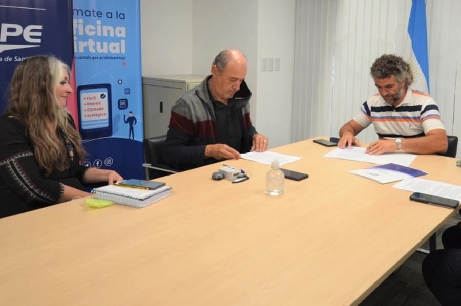 La EPE firmó convenios para el recambio de artefactos de iluminación en Felicia y San Mariano