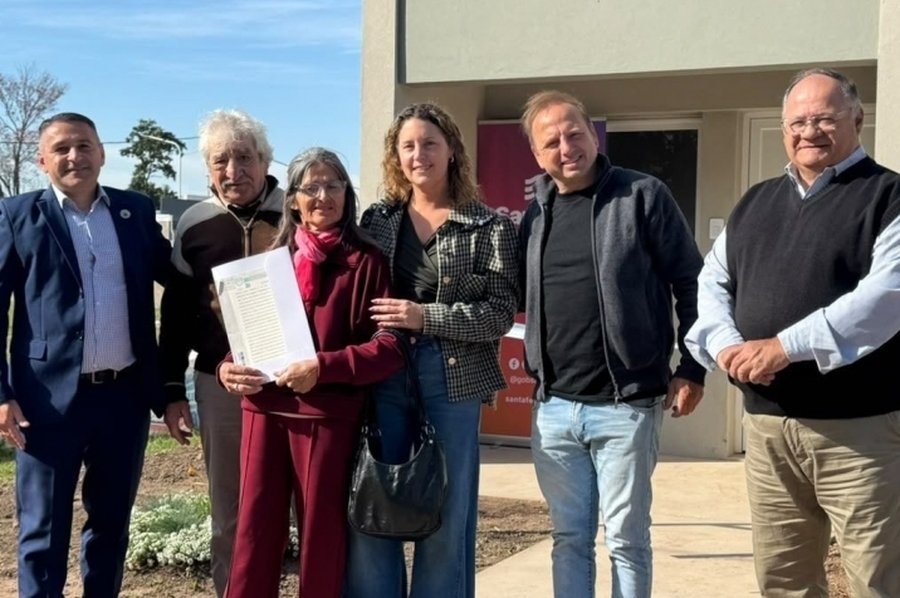 Las Colonias: cuatro viviendas y cuatro escrituras entregadas por Provincia y otras tres casas con un 50 % de avance