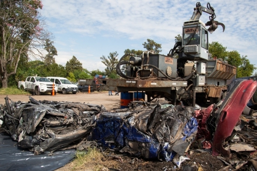 Comenzó la compactación de vehículos ubicados en el depósito de la PDI en Rosario