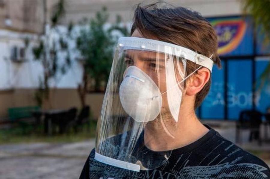 Una fábrica santafesina de accesorios para motos propone realizar 500 mascarillas por turno