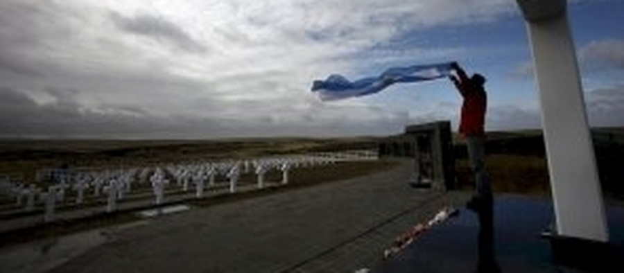 Entronizan en Santa Fe una lápida del Cementerio de Darwin