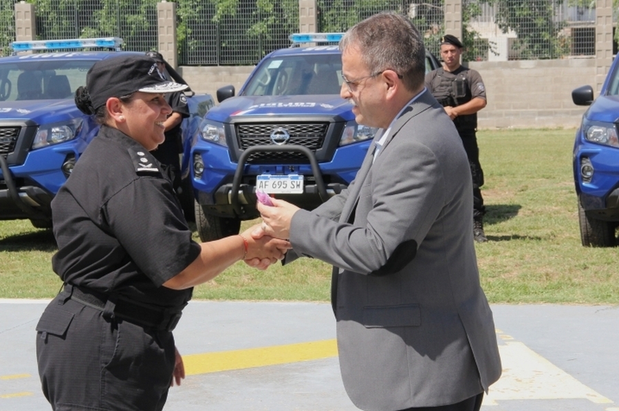 Entregan 15 camionetas 4x4 y equipamiento para la policía
