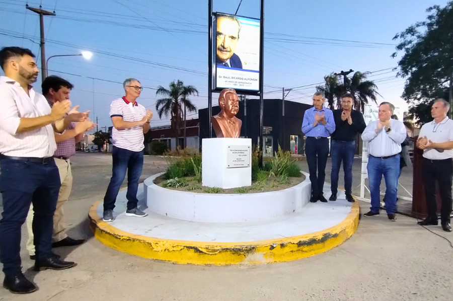 Inauguración del Busto de Raúl Alfonsín: Un Homenaje a 40 Años de Democracia