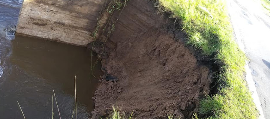 Trabajos de Vialidad reforzando el terraplén sobre la ruta 1