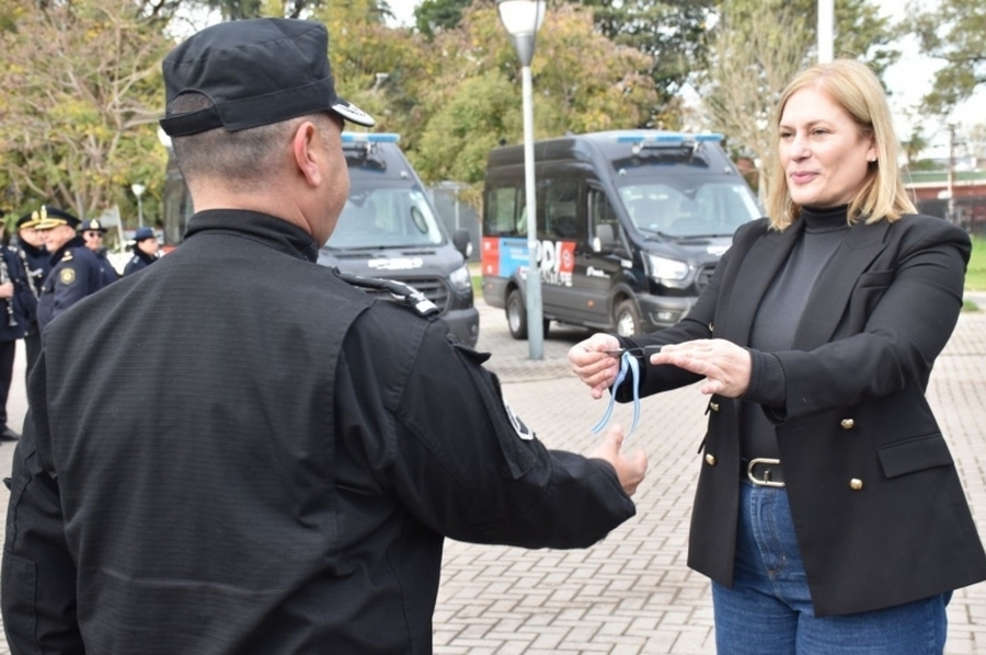 Provincia entregó a la Policía 5 minibuses con toda la tecnología para trabajar en investigación criminal