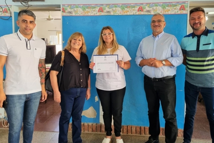 Frontera: Calvo y Cristiani recorrieron escuelas y entregaron constancias de aportes por $8.820.047