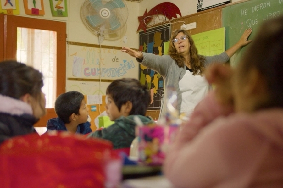 “Asistencia Perfecta” de la maestra que pone su canoa para ir todos los días a la escuela