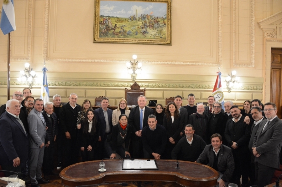 Emotivo homenaje del Senado a LT9 por su centésimo aniversario