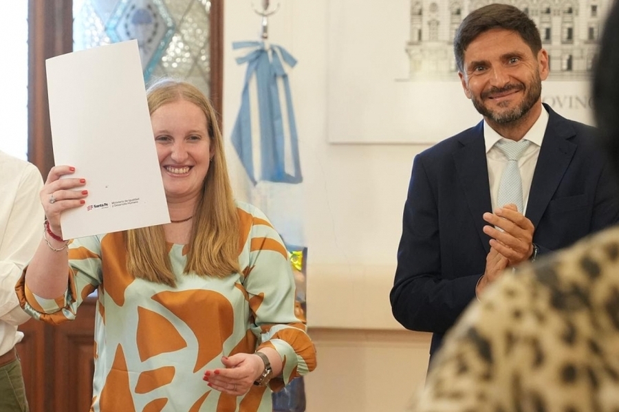 Pullaro encabezó la entrega de 19 escrituras a familias de la ciudad de Santa Fe