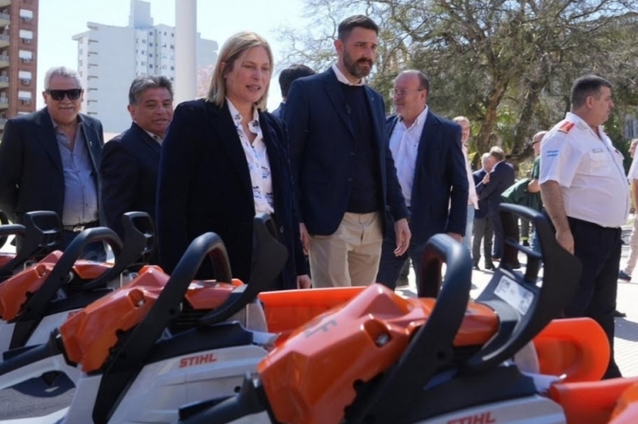 Scaglia encabezó la entrega de camionetas y equipamiento para combatir incendios y proteger la biodiversidad