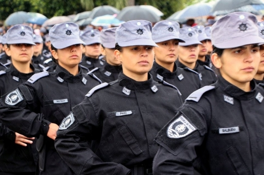La provincia invirtió casi 150 millones de pesos en uniformes para los cadetes de la Policía