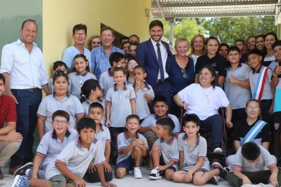 Pullaro inauguró un aula y dio inicio al ciclo lectivo provincial desde una escuela rural