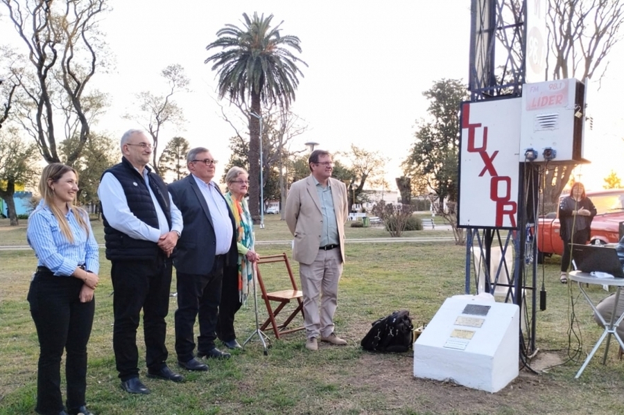 Calvo visitó Plaza Clucellas por los 60 años de la propaladora Luxor y los 36 años de la FM 98.1