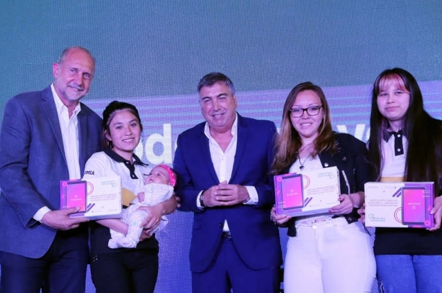 Provincia y Nación comenzaron con la entrega de más de 5.000 tablets en todo el territorio santafesino