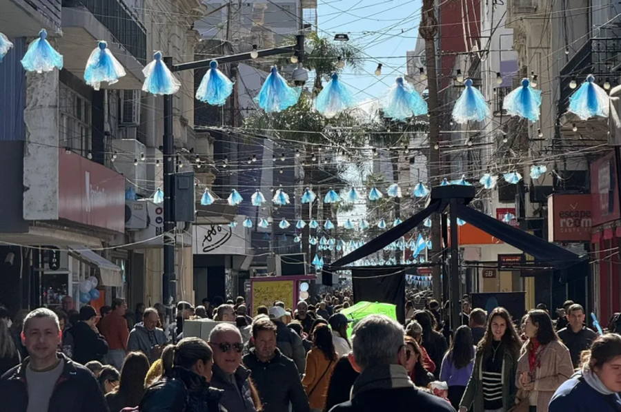 Por la semifinal entre Argentina e Inglaterra, el comercio santafesino atenderá en general hasta las 15